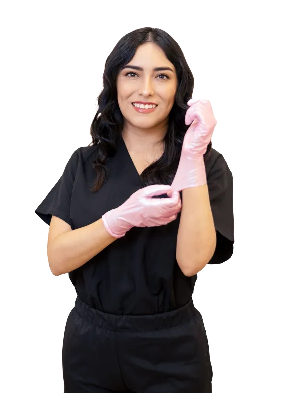 Dra. Estefanía Borges con pijama quirúrgica negra colocando guantes rosas